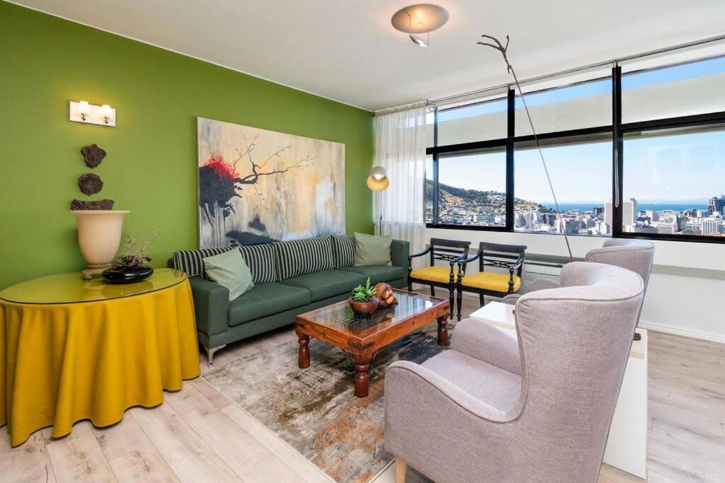 2 Bed - Breathtaking Views - 20th Floor Apartment *