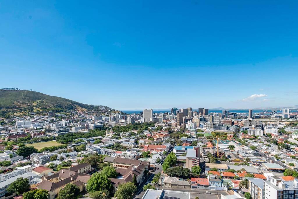 2 Bed - Breathtaking Views - 20th Floor Apartment *