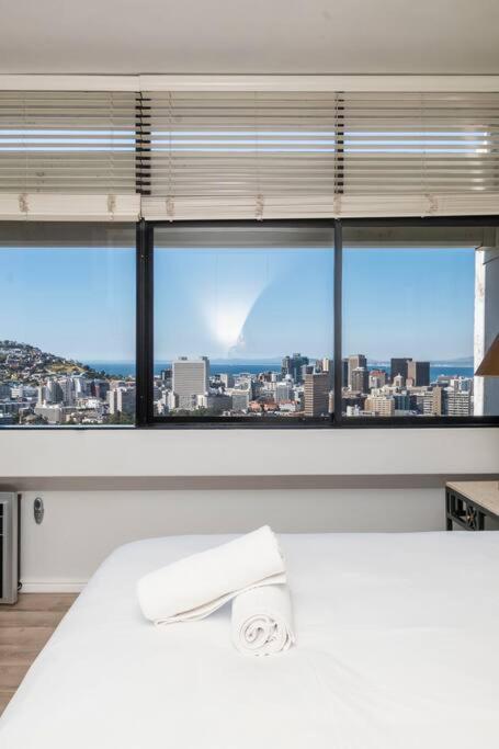 2 Bed - Breathtaking Views - 20th Floor Cape Town
