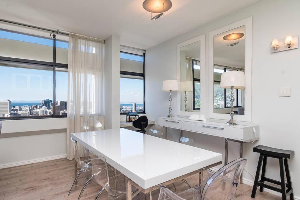 Apartment 2 Bed - Breathtaking Views - 20th Floor Cape Town