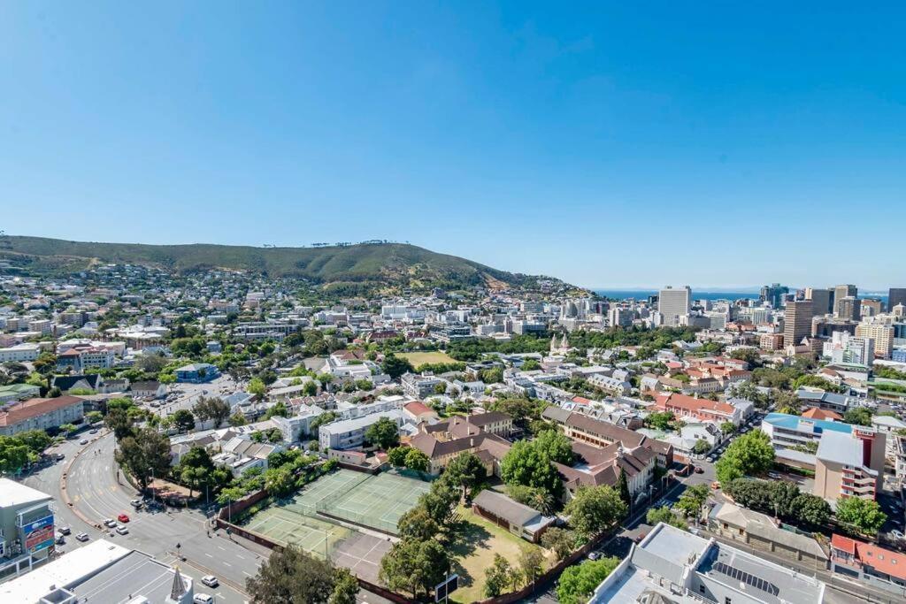 2 Bed - Breathtaking Views - 20th Floor Cape Town
